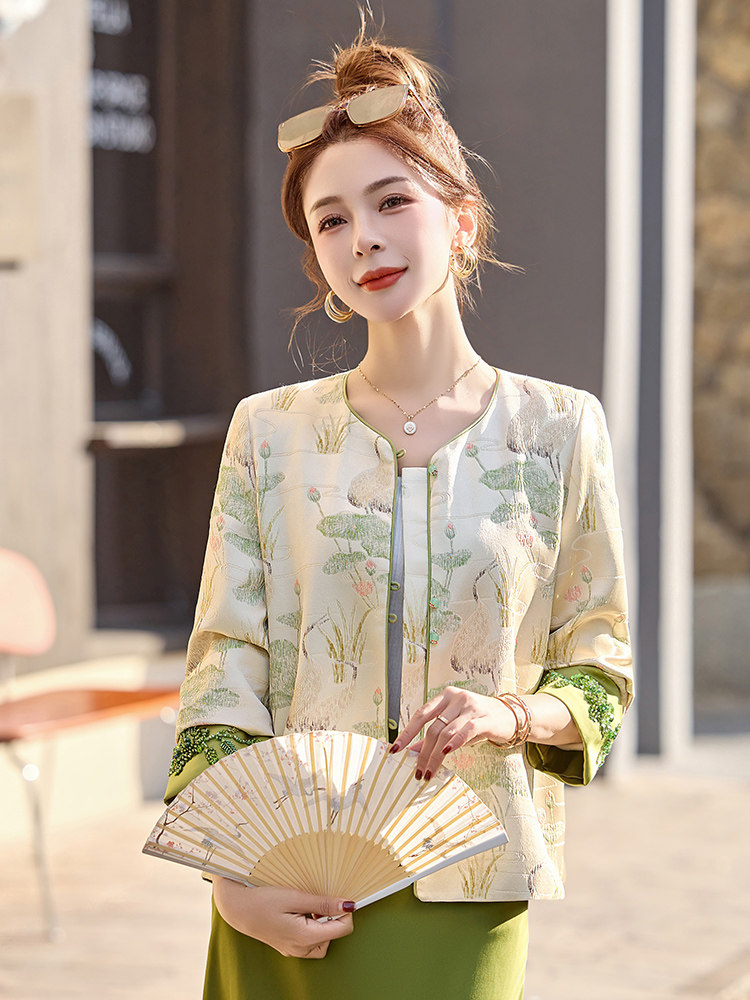 新中式国风外套女2025春秋新款今年流行超火小香风短款绿色花唐装,女装短外套,沁沁公主