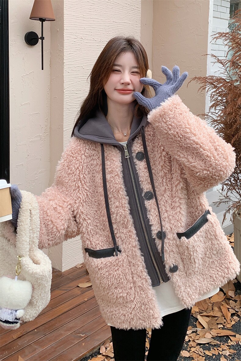 韩系粉色连帽撞色拼接羊羔毛外套女秋冬2025新款设计皮毛一体外套,女装羊羔毛/颗粒绒,帛锦泉