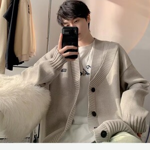 V领设计感开衫毛衣纯色针织开衫春秋毛衣开衫森系日系毛衣外套,男格子呢子大衣搭配图片