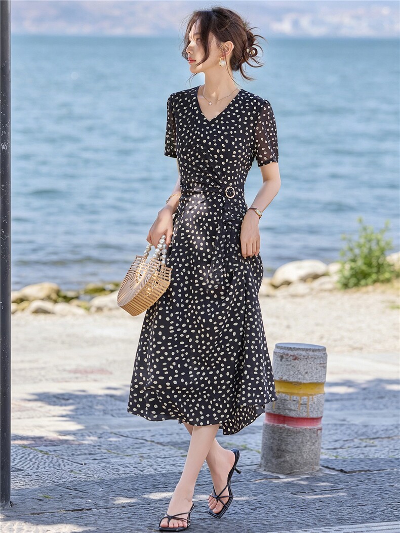 现货优雅2026年夏季好看印花显瘦气质女人味沙滩通勤连衣裙,女装连衣裙,木橙西子