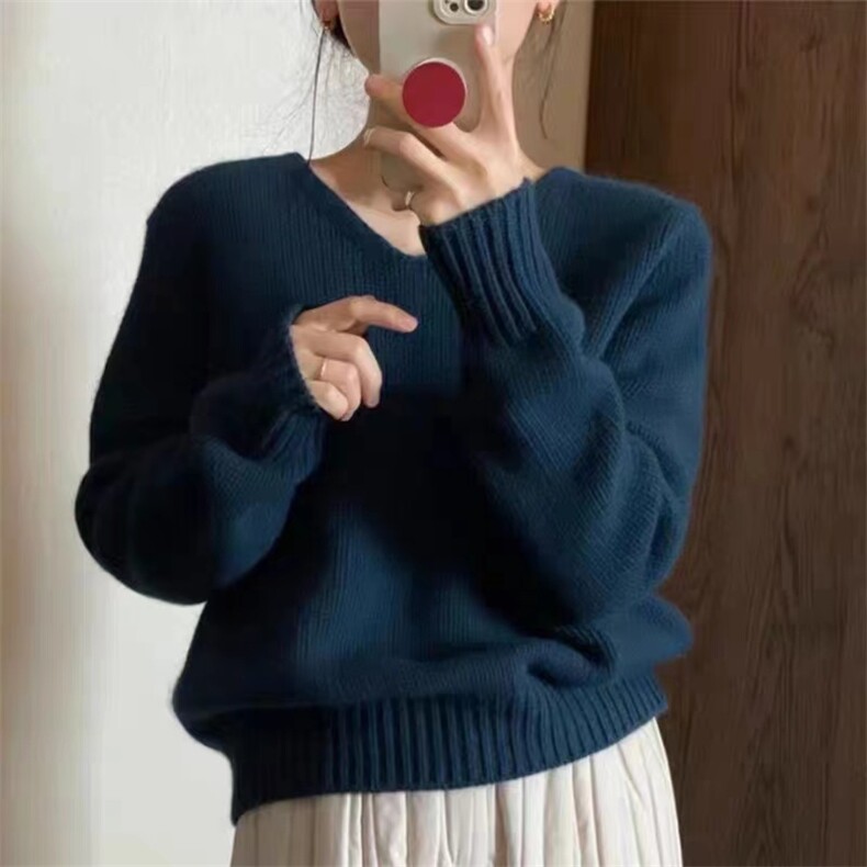 时尚百搭宽松V领羊毛针织衫女秋冬季新款长袖纯色毛衣外套图片