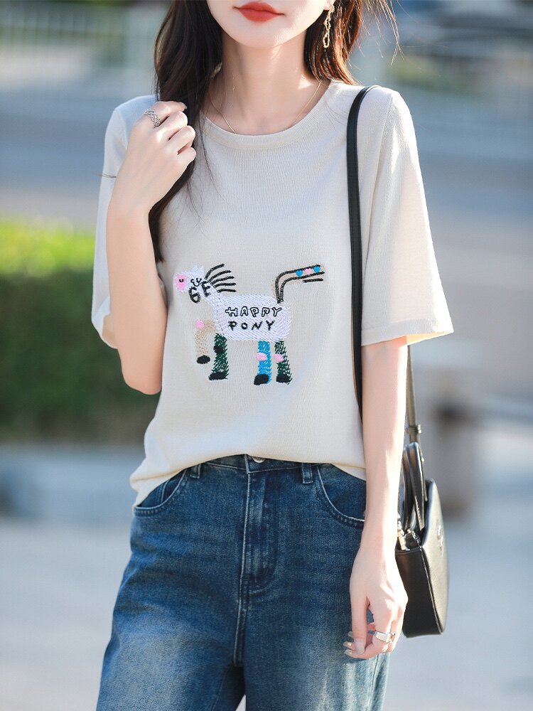 2025年夏季不连帽薄款刺绣小马短袖时尚，女装T恤，萱芳婷羊绒