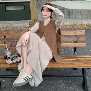 卡其色休闲减龄连衣裙套装女2025春季新款韩版显瘦马甲长裙两件套图片