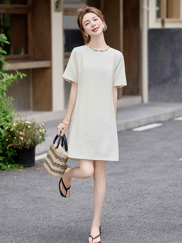 米白色小香风气质连衣裙女2025夏新款彩色钉珠圆领小个子减龄裙子,女装套装/套裙,芷墨服饰