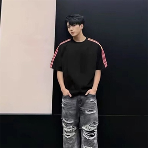 抖音得物品质二开240克宽松纯棉美式潮牌印花三条杠中性风短袖T恤图片