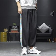 2021春秋款灰墙灰色宽松镭射字母印花卫裤A061-K703-P55，男装休闲裤，电商A061
