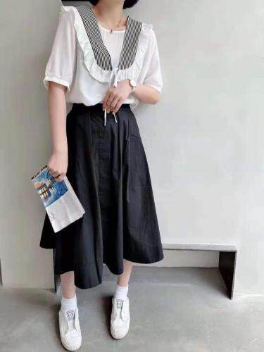 夏黑色，白色小衫，女装，开心依典