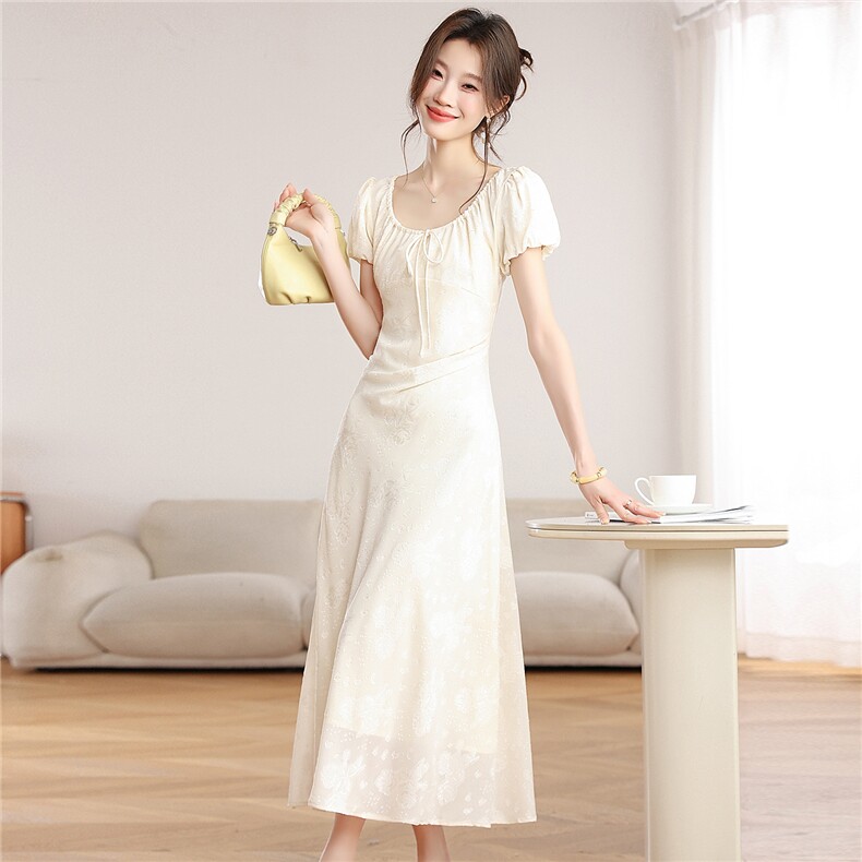 2026夏季新款法式方领泡泡袖连衣裙女提花收腰显瘦温柔风初恋长裙，女装连衣裙，艾米
