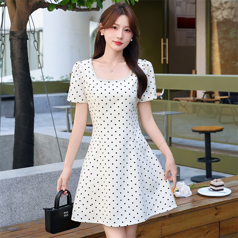 法式波点短袖钉珠方领减龄连衣裙女2025夏季新款收腰a字时尚短裙，女装连衣裙，超帛