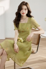 现货新款2024年撞色刺绣花朵法式修身显瘦连衣裙，女装连衣裙，采品优优