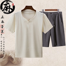 白色上衣＋深灰短裤