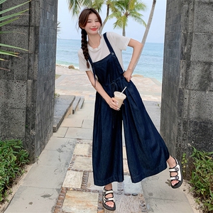深蓝色复古牛仔背带裤套装女2025夏新款高腰显瘦T恤阔腿裤两件套图片