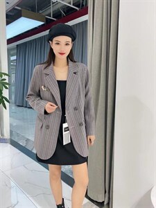 竖条纹西服图片