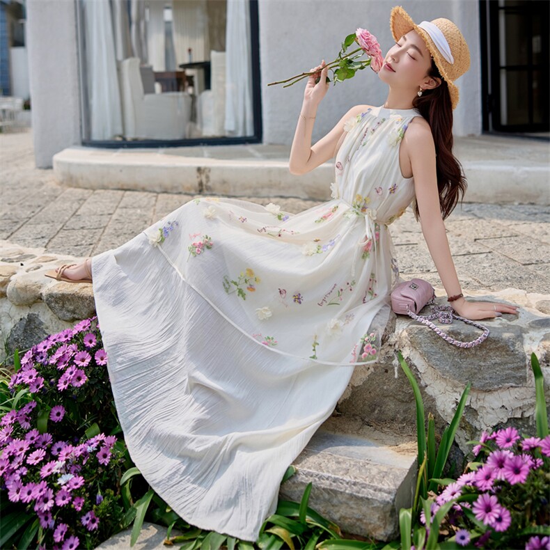 杏色立体花朵刺绣挂脖连衣裙女2025初夏新款法式高级感白月光长裙,女装连衣裙,难舍钰依