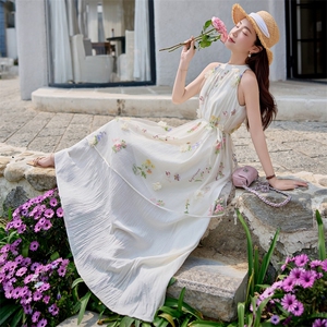 杏色立体花朵刺绣挂脖连衣裙女2025初夏新款法式高级感白月光长裙图片