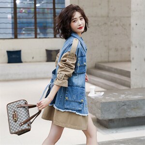 现货-牛仔拼接风衣女2024秋装新款韩版宽松中长款百搭港风外套，女装风衣，霓裳依族