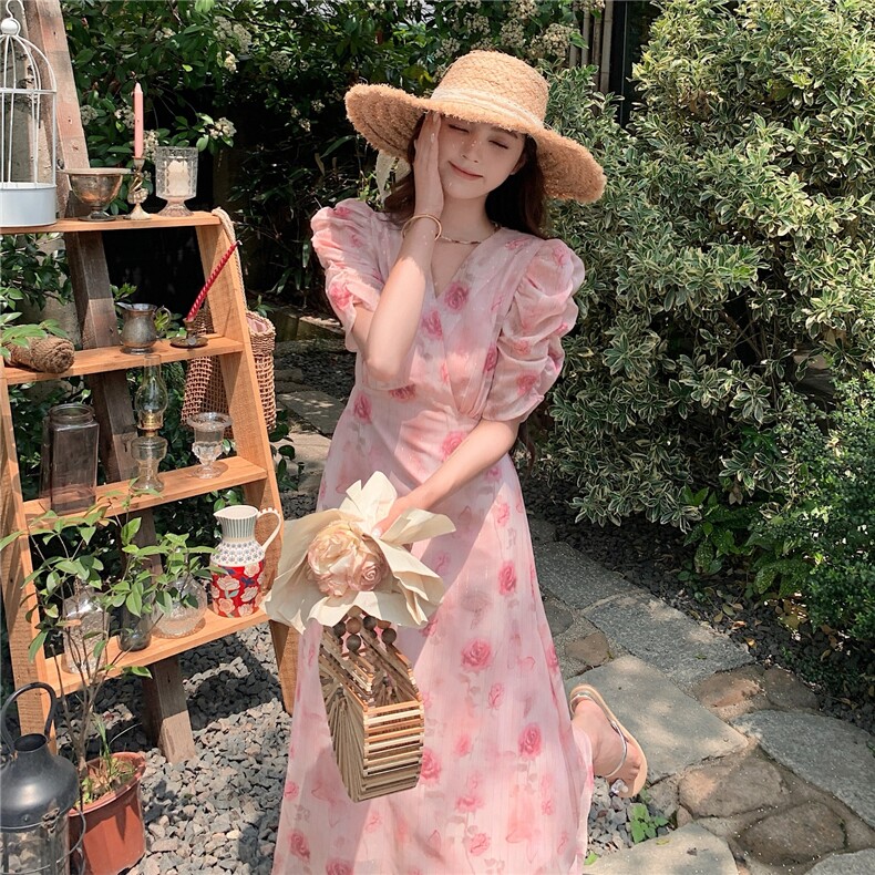 法式温柔风显瘦复古碎花设计感泡泡袖长裙女夏2025粉色v领连衣裙,女装连衣裙,2D045