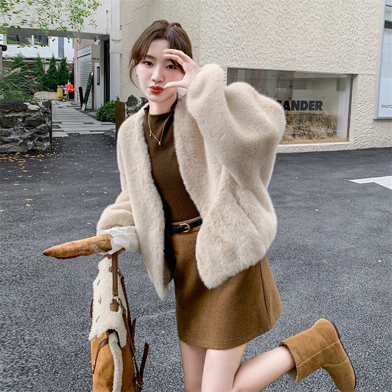 奶茶色V领仿兔绒外套女秋冬2025新款短款毛毛棉服上衣毛绒绒爆款，女装皮草，慧峰