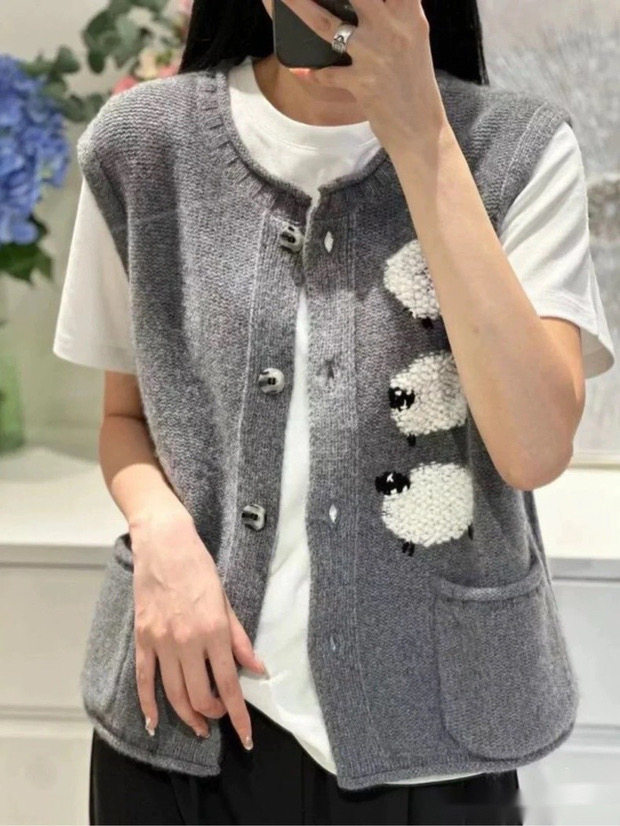 三只小羊圆领卷边羊绒衫女外穿开衫毛衣马甲针织卡通提花无袖坎肩，女装马甲，梵泰羊绒