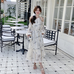 设计感露肩印花挂脖连衣裙女2025新款夏季时尚气质清冷感流苏长裙图片