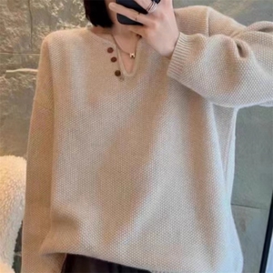 新款女装宽松显瘦羊毛衫时尚百搭V领三扣开衫舒适保暖针织毛衣图片
