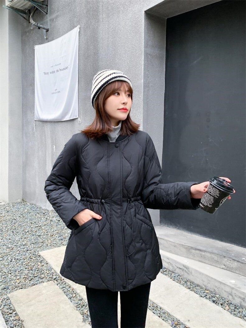 9882中长款羽绒服
填充90白鸭绒
显瘦修身版型保暖性好,女装羽绒服,蓝衣可