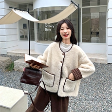 杏色皮毛一体外套女秋冬超火好看高级小众加绒加厚短款羊羔毛夹克，女装皮草，2C029