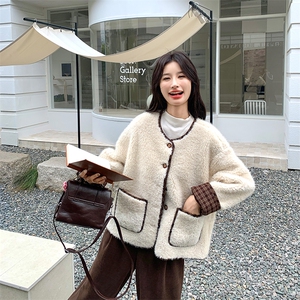 杏色皮毛一体外套女秋冬超火好看高级小众加绒加厚短款羊羔毛夹克图片