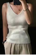 优雅V领吊带背心简约百搭夏季时尚单品显瘦修身设计，女装背心吊带，羿纯羊绒