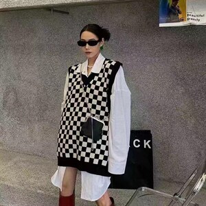 现货 棋牌格马甲图片