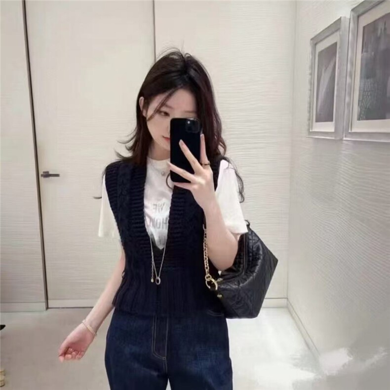2025年秋季时尚百搭通勤简约休闲扭花V领马甲,女装马甲,百纯羊绒
