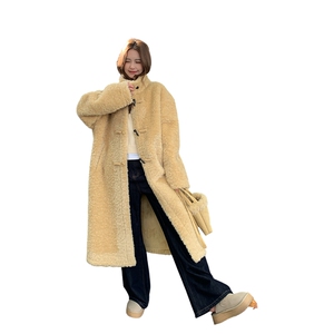 黄色牛角扣连帽皮毛一体羊羔毛厚外套女秋冬加绒保暖派克棉服大衣图片
