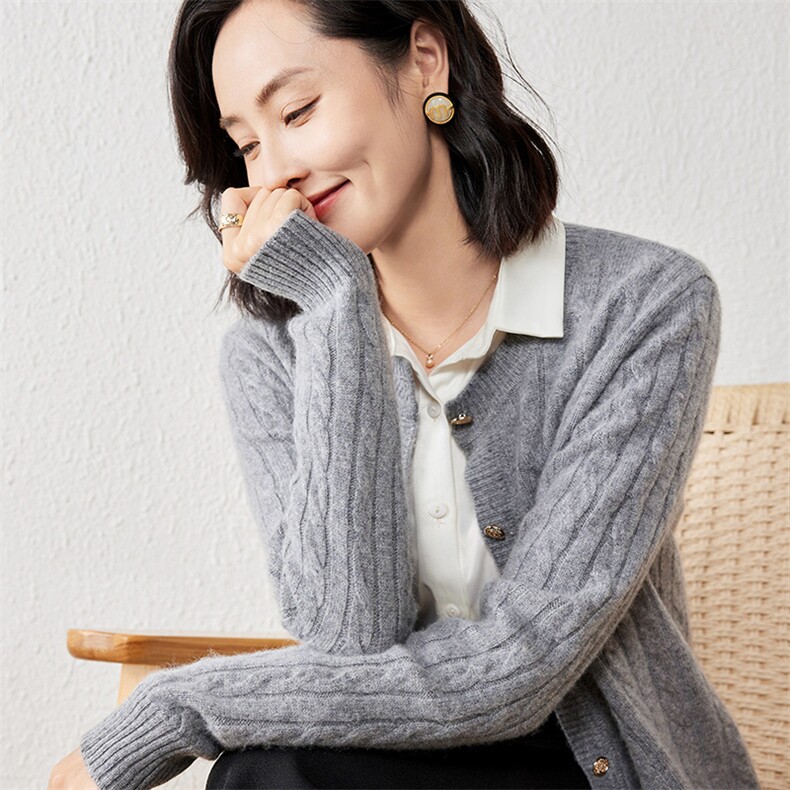 2025年春季羊绒修身型常规单件长袖圆领单排扣时尚百搭开衫,女装羊绒衫,春贝羊绒