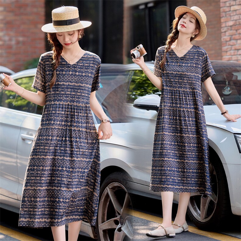 印花连衣裙女2025夏季新款今年流行爆款中长款大码时尚v领裙子潮，女装连衣裙，依万里