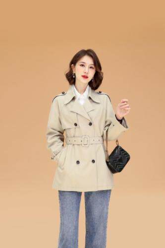 秋款风衣。西装。寸衫，女装风衣，叠彩服饰