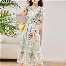 2025春夏新款V领印花连衣裙女气质优雅中长款减龄显瘦淑女A字裙子，女装连衣裙，魅丽静蓝