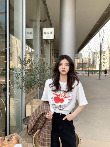 2021初夏款大版T恤笑脸牛气冲天跳舞女孩大熊图片