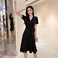 黑色连衣裙女2021新款冬季v领显瘦赫本风小黑裙气质裙子，女装连衣裙，潮品会