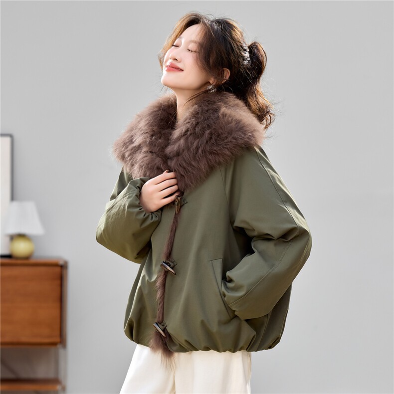 大毛领派克羽绒服女短款2025年冬季新款宽松牛角扣白鹅绒保暖外套,女装羽绒服,琦鑫阁（原依鑫阁）