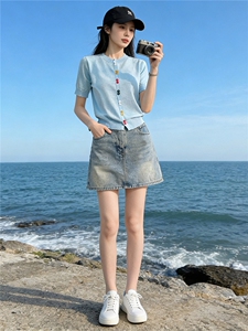 欧货时尚设计感套装女夏新款圆领彩色纽扣针织衫短袖牛仔裙两件套图片