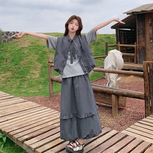 灰色甜酷设计感马甲上衣套装裙女2025夏新款休闲T恤半身裙三件套图片