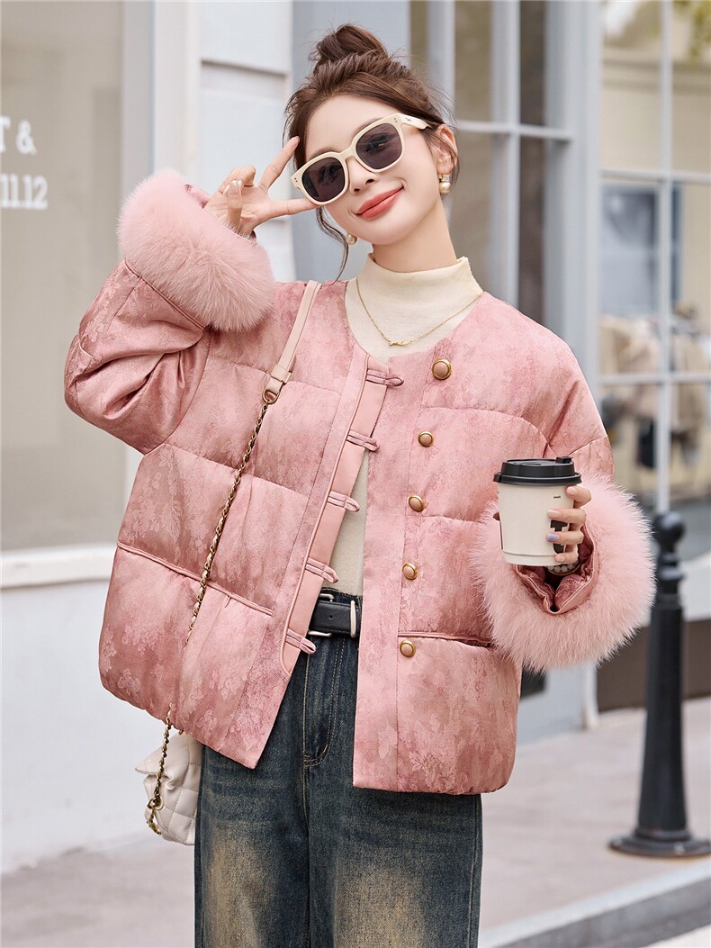 现货新中式羽绒服女2025冬季新款巨好看的短款粉色狐狸毛保暖外套,女装羽绒服,艾仟回(原伊仟回)
