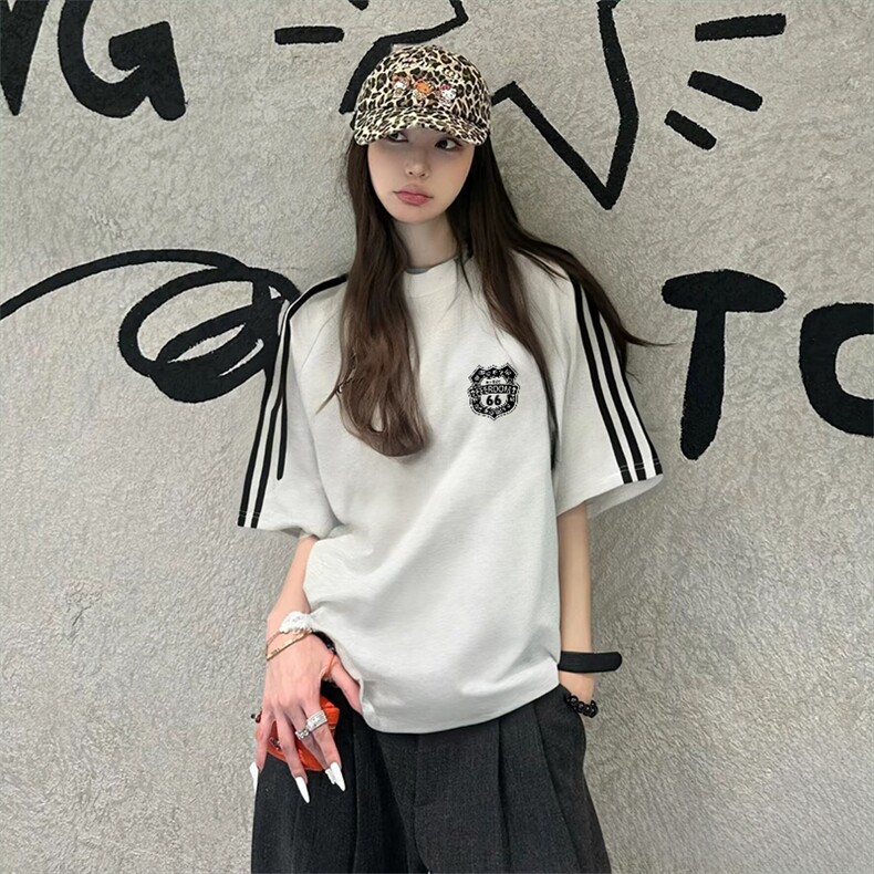 抖音得物高品质二开240克宽松纯棉美式潮牌三条杠织带短袖T恤图片