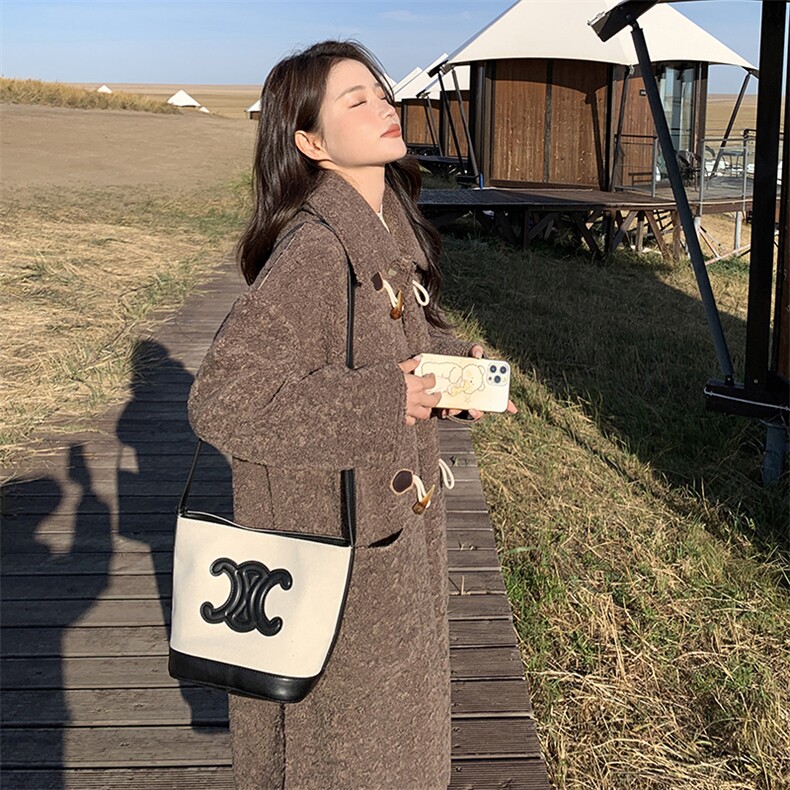 冬新款出货中巧克力色牛角扣皮毛一体羊羔毛大衣，女装羊羔毛/颗粒绒，菡迪欧娜