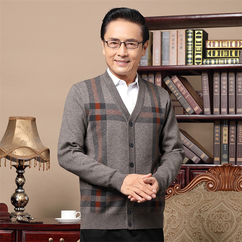 2023秋季新款针织开衫毛衣中老年人爸爸秋装V领男士保暖加厚上衣图片