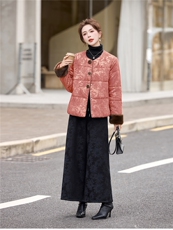 现货2025年新款羽绒服女复古新中式提花套装女加厚加绒休闲阔腿裤，女装羽绒服，璐依舞