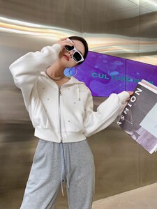 秋冬新款。戴钻棒球外套图片