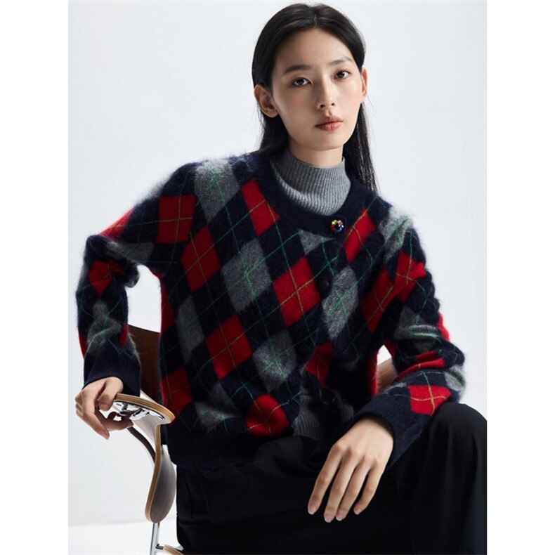 2025年秋季长袖菱形格拉绒开衫时尚百搭通勤休闲,女装羊绒衫,致织羊绒