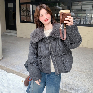 灰色羊羔毛翻领烫钻羽绒服女2025年冬季小个子加厚保暖白鸭绒外套图片
