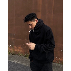 黑色